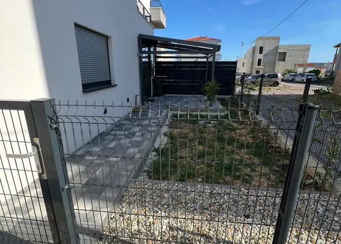 Lily Apartman *